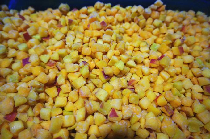 แอปริคอตเกรดพรีเมี่ยมแช่แข็งอย่างรวดเร็ว อร่อยสำหรับสมูทตี้ การอบ โรงงานผลิต ผลิตภัณฑ์ IQF ผลไม้แช่แข็งสดใหม่ 3