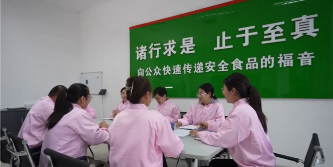 ขนไก่ที่ไม่เหลือกระดูกแข็งคุณภาพสูง ส่งออกพร้อมในบรรจุสินค้าจํานวนมาก 7